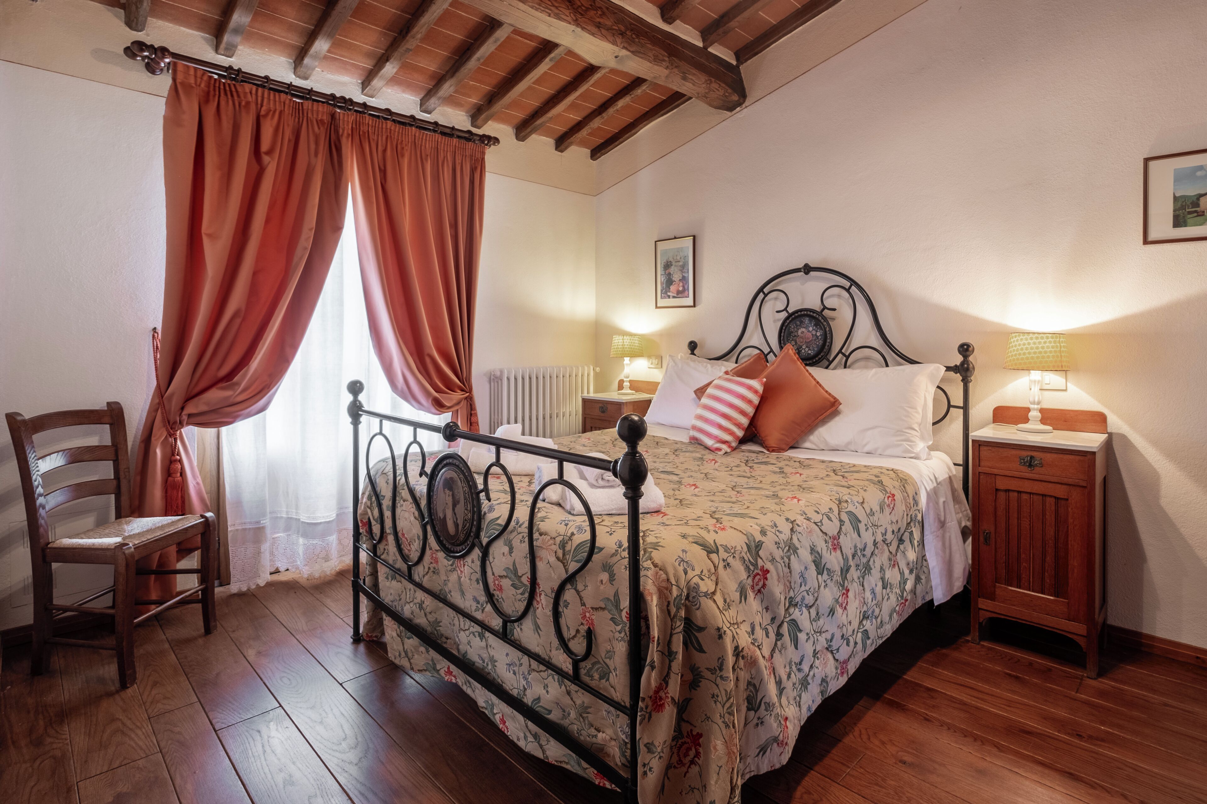 Caja de seguridad en la habitación y tabla de planchar con plancha 