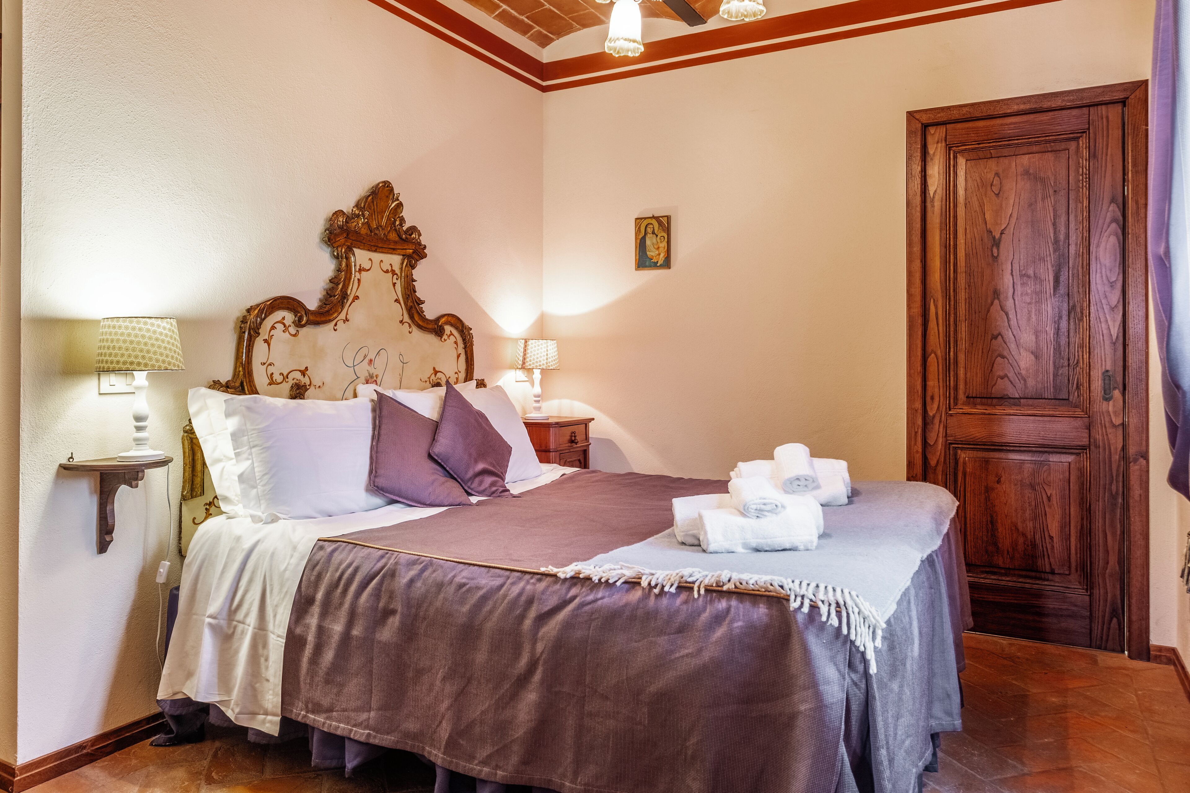 Caja de seguridad en la habitación y tabla de planchar con plancha 