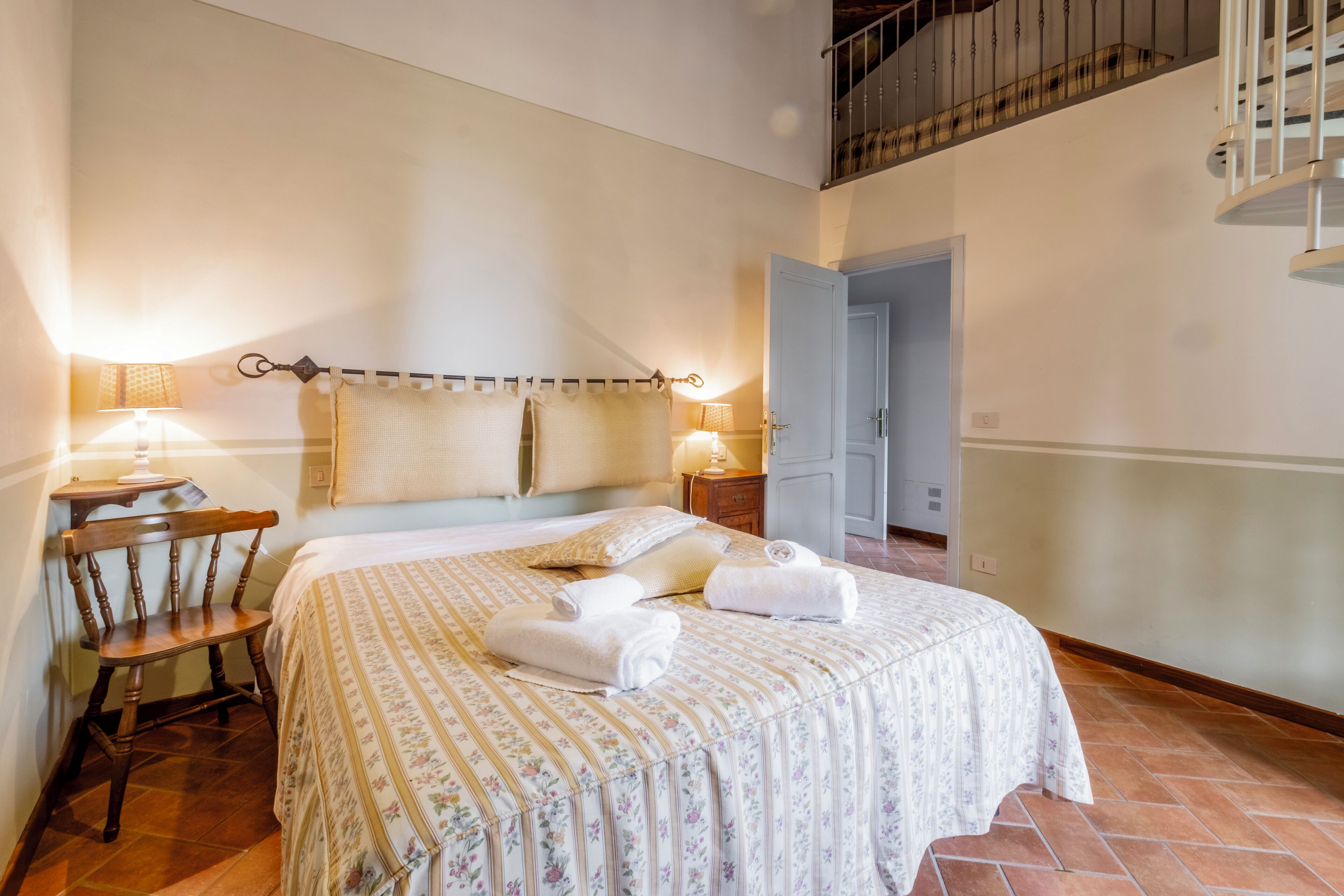 Caja de seguridad en la habitación y tabla de planchar con plancha 