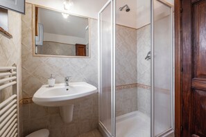 La casa del Vecchio Partigiano | Badezimmer | Dusche, kostenlose Toilettenartikel, Bidet, Handtücher