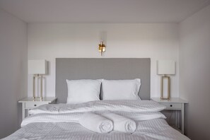 Tabla de planchar con plancha, wifi gratis y ropa de cama 