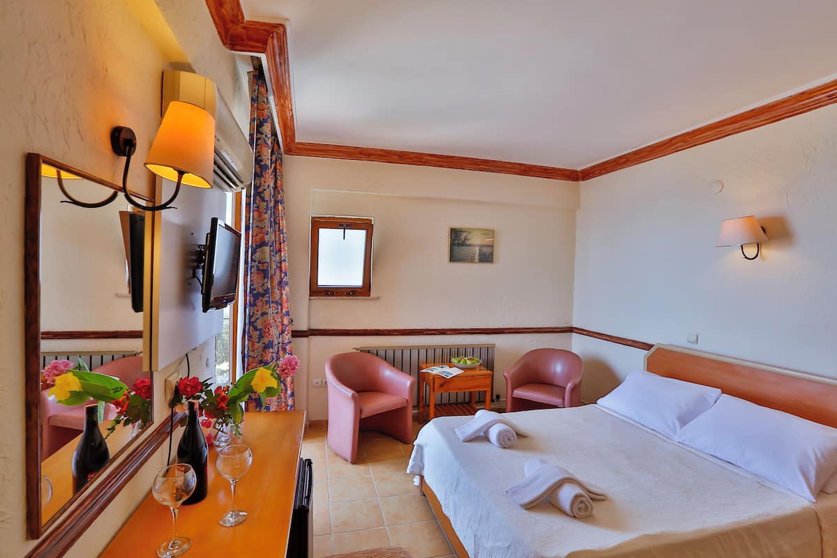 Premium bedding, minibar, WiFi (free), bed sheets