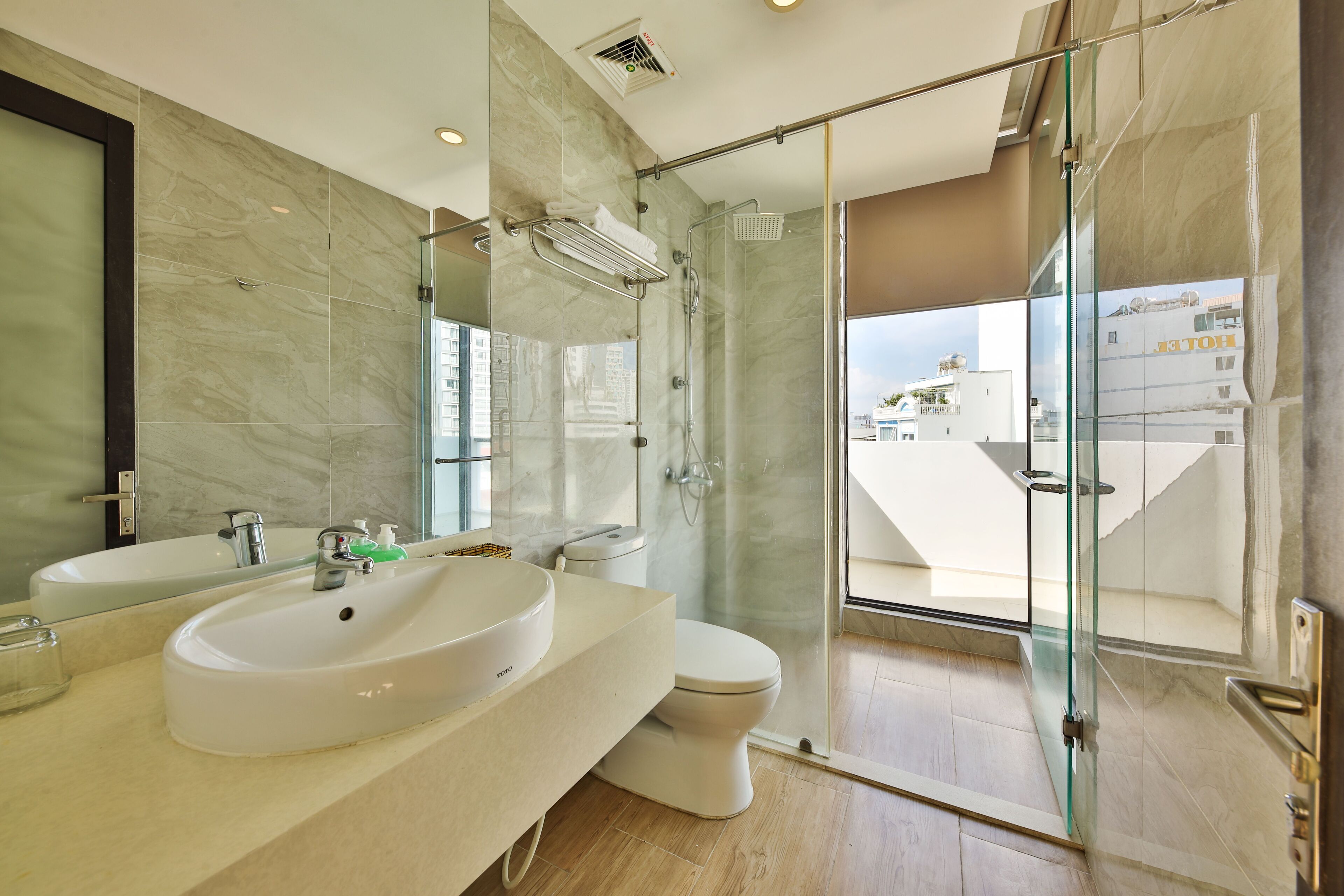 Senior Double Room, 1 King Bed, City View | Bathroom | Free toiletries, hair dryer, slippers, bidet
