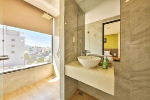 Phòng đôi Superior, quang cảnh thành phố | Phòng tắm | Đồ dùng nhà tắm miễn phí, máy sấy tóc, dép đi trong nhà 