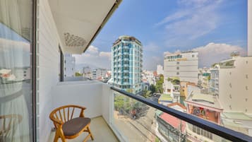 Habitación sénior con 2 camas individuales, vistas a la ciudad | Balcón