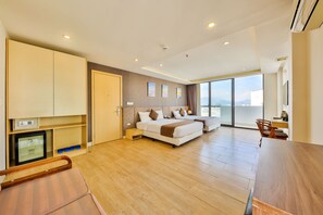 Familie vierpersoonskamer, uitzicht op de stad | Luxe beddengoed, donsdekens, bedden met traagschuimmatrassen