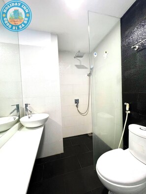 Rainfall showerhead, hair dryer, slippers, bidet - Holiday Inn Hotel (Da Nang)