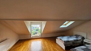 4 bedrooms, iron/ironing board, WiFi, bed sheets - Maison a 20 Minutes de Paris. En Plein Centre Ville. Idéal Pour les Familles (Drancy)