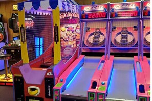 A row of arcade machines with a digital display showing 22000 points.