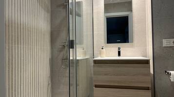 Een douche, een haardroger, handdoeken