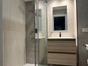 Shower, hair dryer, towels