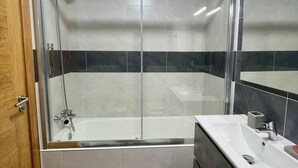 Een douche, een haardroger, handdoeken, shampoo