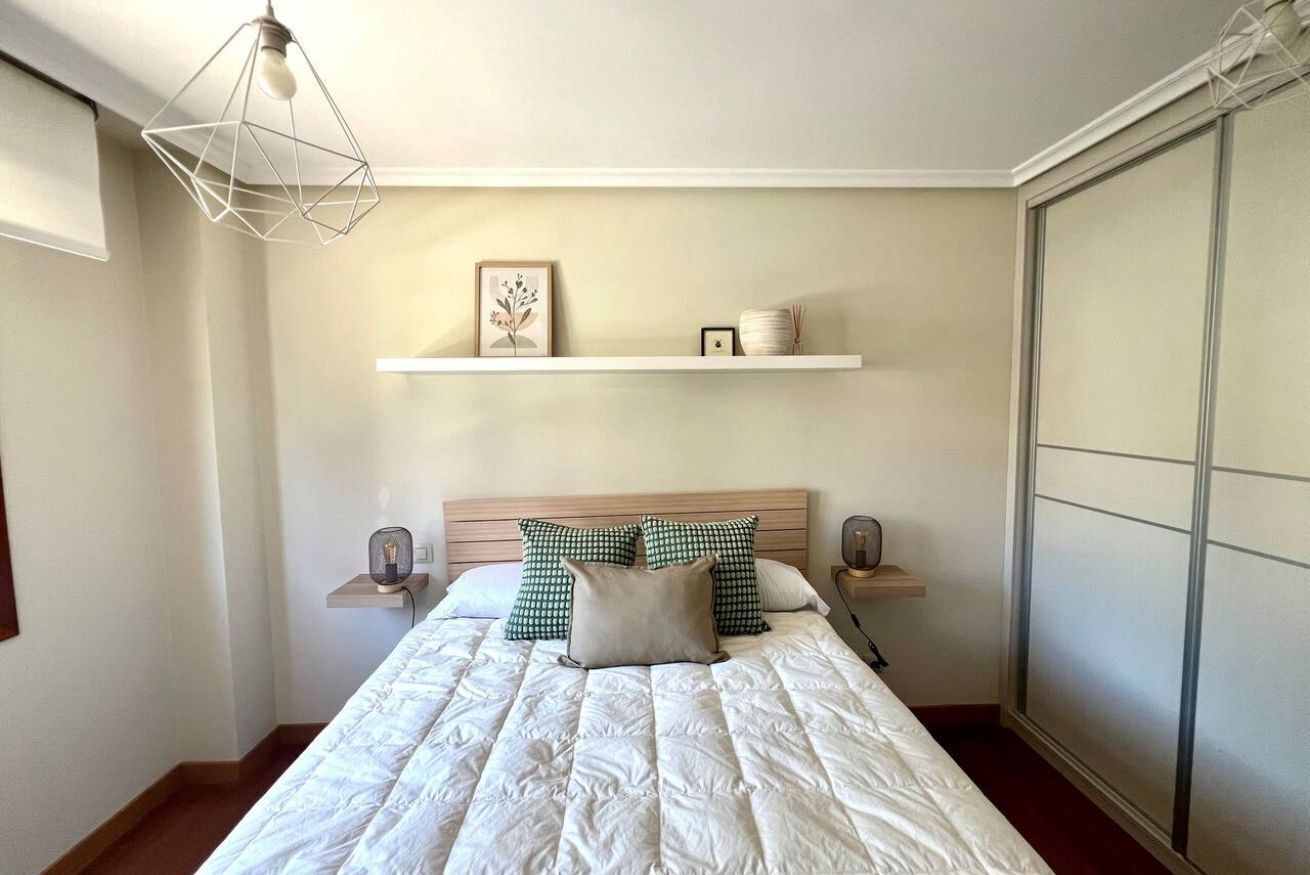 3 bedrooms, iron/ironing board, WiFi (free), bed sheets