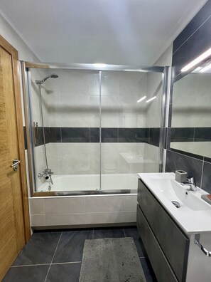 Shower, hair dryer, towels - C17A01 Moderno apartamento 3 dormitorios (Ampuero)