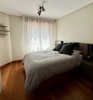 3 slaapkamers, een strijkplank/strijkijzer, gratis wifi, beddengoed