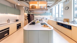 Mini-fridge, cookware/dishes/utensils - Weave Studios - Sai Ying Pun (Hong Kong)