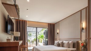 Ein modernes Hotelzimmer mit Bett, Schreibtisch und großem Fenster mit Blick nach draußen.