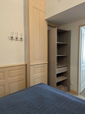 2 bedrooms, bed sheets