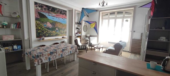 Interior - La Falaise, Pointe de Primel, Appart à 30m de la Plage Avec Deux Pièces de Vie! (Plougasnou)