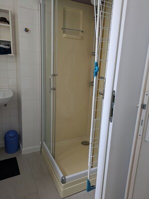 Shower - La Falaise, Pointe de Primel, Appart à 30m de la Plage Avec Deux Pièces de Vie! (Plougasnou)