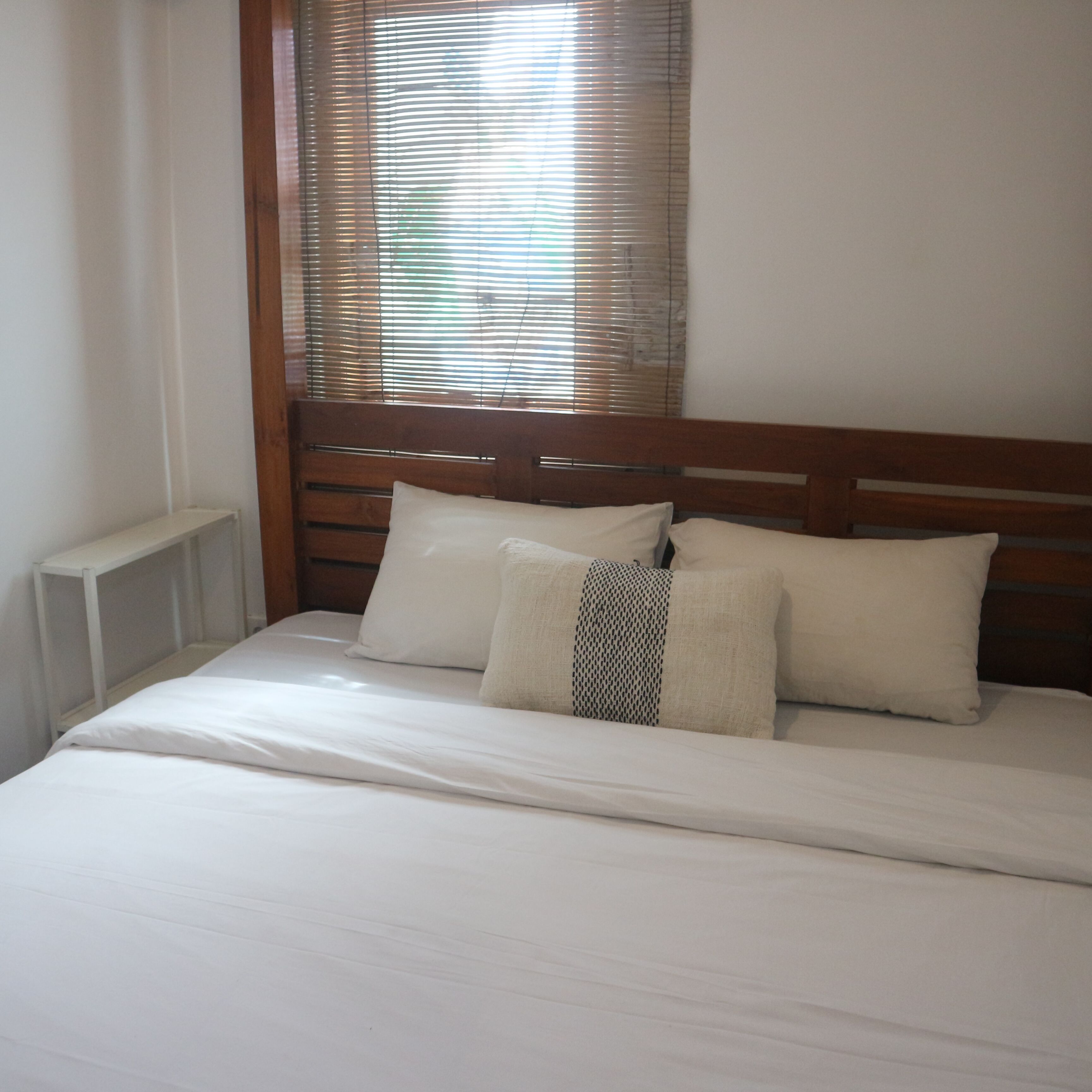 2 soverom, safe på rommet, skrivebord og reiseseng for barn