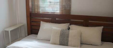 2 soverom, safe på rommet, skrivebord og reiseseng for barn