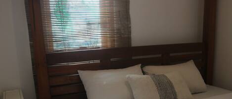 2 soveværelser, pengeskab på værelset, skrivebord, weekendseng