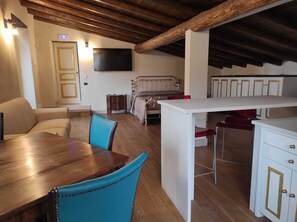 Deluxe Studio Suite | Living area