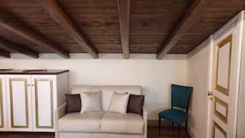 Suite monolocale Deluxe | Area soggiorno | TV