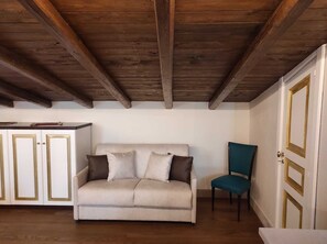 Deluxe Studio Suite | Living area