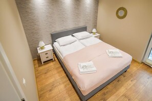 2 bedrooms, iron/ironing board, WiFi, bed sheets - Relax and unwind in a cosy atmosphere with a unique view. (Oswiecim)