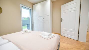 2 bedrooms, iron/ironing board, WiFi, bed sheets