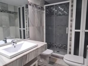 Een douche, een haardroger, handdoeken