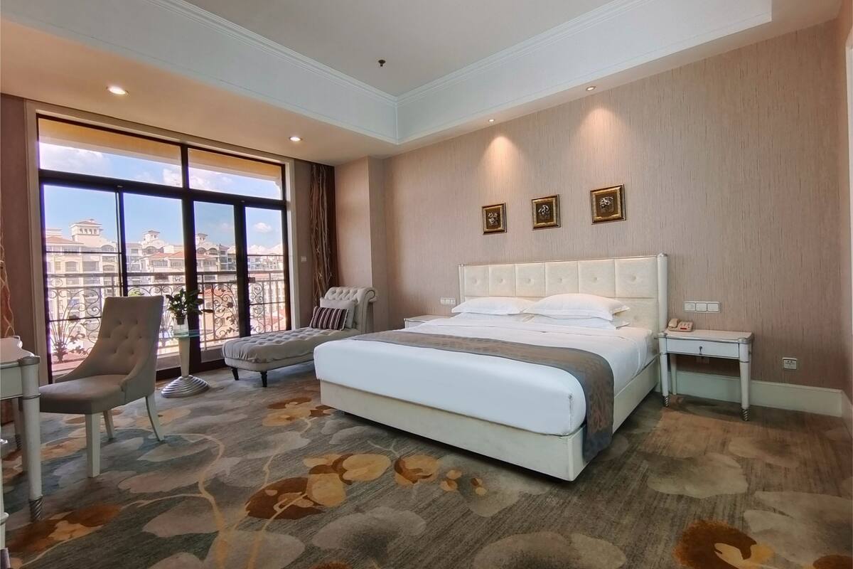 Superior Room, 1 King Bed | 1 bedroom, soundproofing, free WiFi