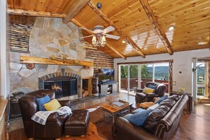 Smart TV, fireplace, books - Luxury Lodge w/ AC, lake Views, 2 Suite, Arcade (Lake Arrowhead)