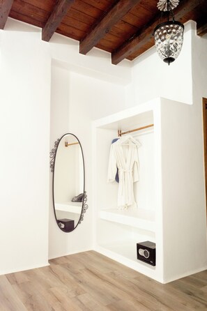 Apartment, 1 Bedroom, Non Smoking, Kitchen | Wardrobe