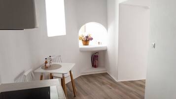 Apartment, 1 Bedroom, Non Smoking, Kitchen | Private kitchen | Mini-fridge, electric kettle, cookware/dishes/utensils