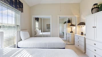 Apartamento ejecutivo, 3 habitaciones, acceso a la piscina, vistas al campo de golf | 3 dormitorios, decoración individual, mobiliario individual