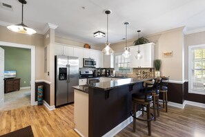 Signature-Apartment, 3 Schlafzimmer, Terrasse, Blick auf den Golfplatz | Eigene Küche | Kühlschrank, Mikrowelle, Ofen, Herdplatte