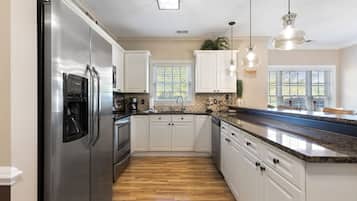 Apartamento Signature, 3 habitaciones, patio, vistas al campo de golf | Cocina privada | Frigorífico, microondas, horno y placa de cocina