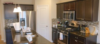 Stylish 3 Bedroom retreat near Downtown and Outlet