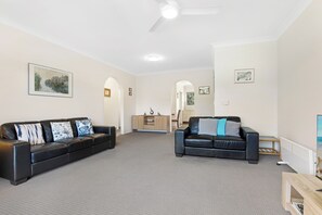 TV - Hawaiian Gardens 22 - 2BR Coastal Comfort in Coffs (Coffs Harbour)