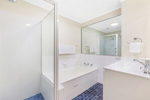 Shower, towels - Hawaiian Gardens 22 - 2BR Coastal Comfort in Coffs (Coffs Harbour)