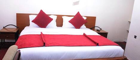 Comfort Double Room | Desk, laptop workspace, blackout curtains, iron/ironing board