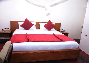 Escritorio, espacio para trabajar con laptop y cortinas blackout