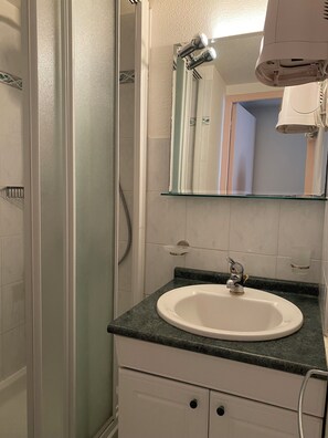 Douche, sèche-cheveux