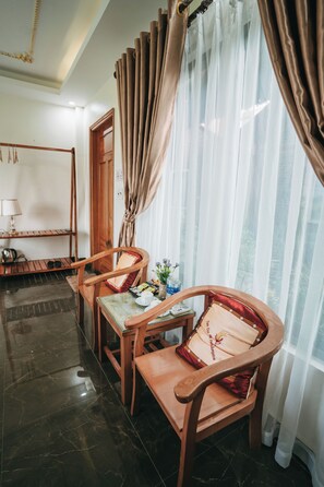 Habitación triple | Escritorio, cortinas opacas, wifi gratis y ropa de cama