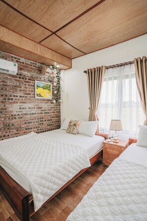 Desk, blackout curtains, free WiFi, bed sheets - Tam Coc Ninh Binh Bungalow (Hoa Lu)