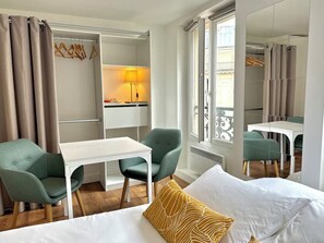 1 bedroom, iron/ironing board, WiFi, bed sheets - Studio Central, Hyper Lumineux & vue Dégagée ! (Paris)