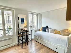 1 bedroom, iron/ironing board, WiFi, bed sheets - Studio Central, Hyper Lumineux & vue Dégagée ! (Paris)